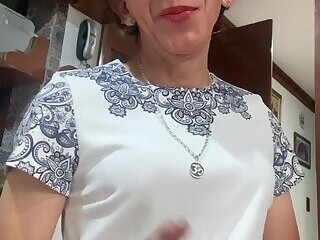 Enviando saludos en la ropa de mi mujer y bien maquilla